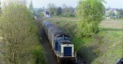 212 265 mit einem Nahverkehrszug Richtung Duisburg am Holzweg in Xanten