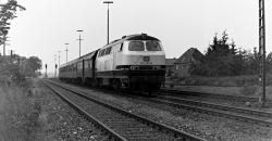 215 025 mit Nahverkehrszug aus Kleve in Xanten