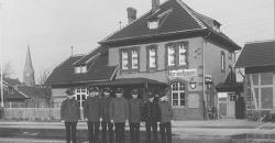 Belegschaft des Bahnhofs Marienbaum 1930