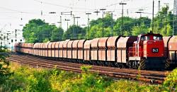 RAG 643 schiebt einen Leerwagenzug aus dem Bahnhof Rheinkamp.