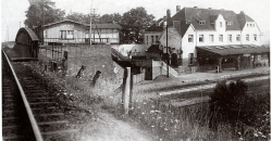 Blick auf das Bahnhofsgebäude Menzelen-West von oben