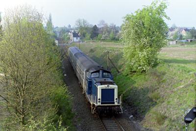 212 265 mit einem Nahverkehrszug Richtung Duisburg am Holzweg in Xanten