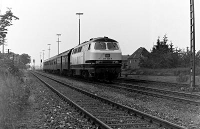 215 025 mit Nahverkehrszug aus Kleve in Xanten