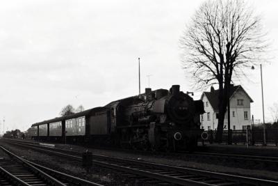 38 3619 mit Personenzug in Xanten