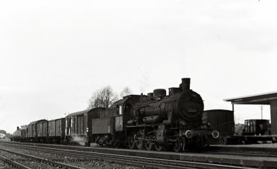 56 604 mit Güterzug in Xanten