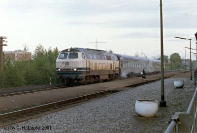 215 023 wartet in Xanten auf Reisende