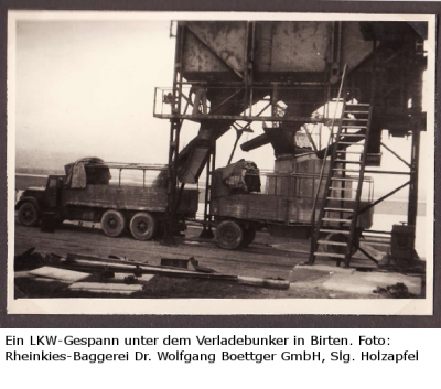 Ein LKW-Gespann unter der Verladeanlage der Rheinkies-Baggerei Wesel am Altrhein bei Birten.