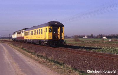 Der Messzug mit 216 051 und 103 001 im Düsterfeld bei Xanten.