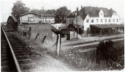 Blick auf das Bahnhofsgebäude Menzelen-West von oben