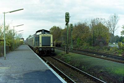 Eine 212 mit Nahverkehrszug in Alpen