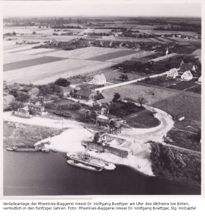 Verladeanlage der Rheinkies-Baggerei aus der Luft, vermutl. in den 50er Jahren.